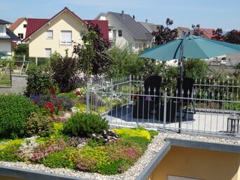 Vorteile von Gründächern: langlebiger Dachschutz, ökologische Aufwertung und reduzierte Hitzeentwicklung.