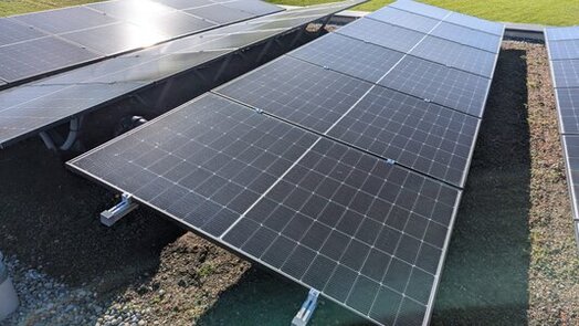 Eine Dachbegrünung und eine Photovoltaikanlage sind kein Widerspruch – im Gegenteil. Beide Systeme profitieren voneinander und machen Ihr Dach zu einer echten Energie‑ und Klimafläche. Gerade auf Garagen, Wohnhäusern und Firmengebäuden ist die Kombination heute eine der effizientesten Lösungen. 